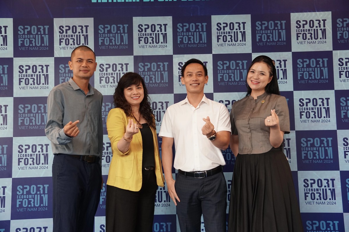 Khách mời chụp ảnh tại VSES 2024