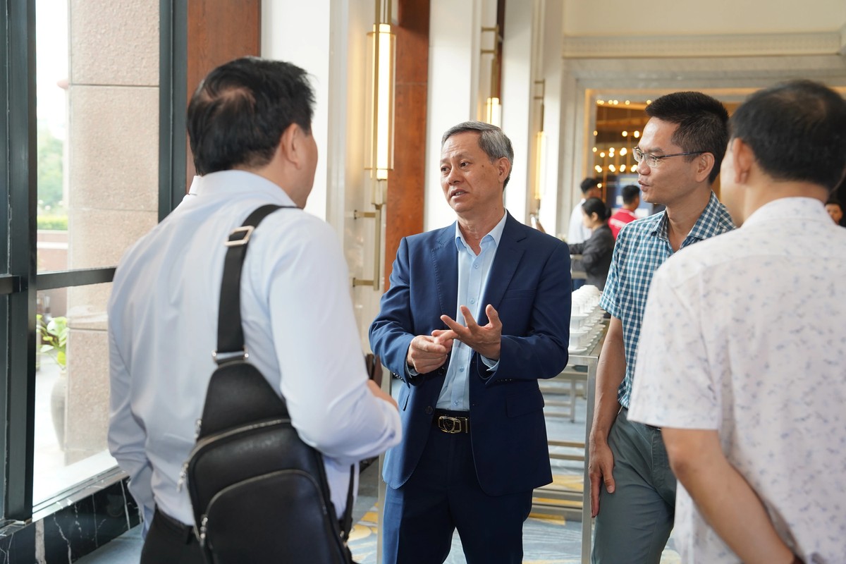 Đại biểu trao đổi bên lề diễn đàn